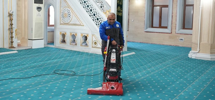 GAZİOSMANPAŞA BELEDİYESİ İBADETHANELERİ ÖZENLE TEMİZLİYOR