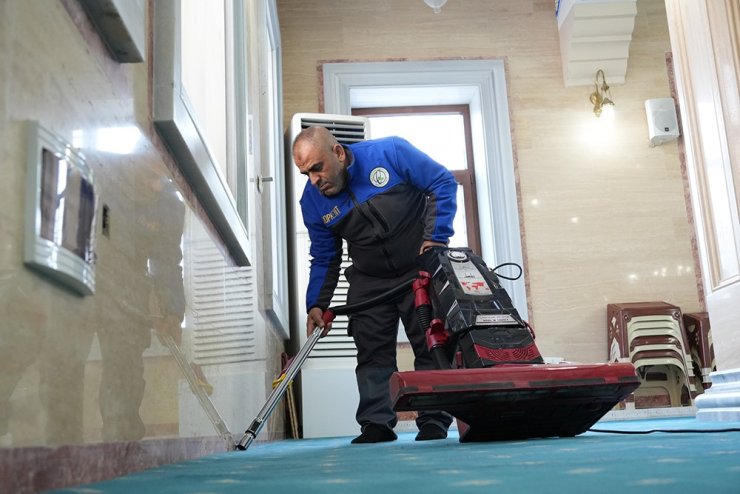 GAZİOSMANPAŞA BELEDİYESİ İBADETHANELERİ ÖZENLE TEMİZLİYOR