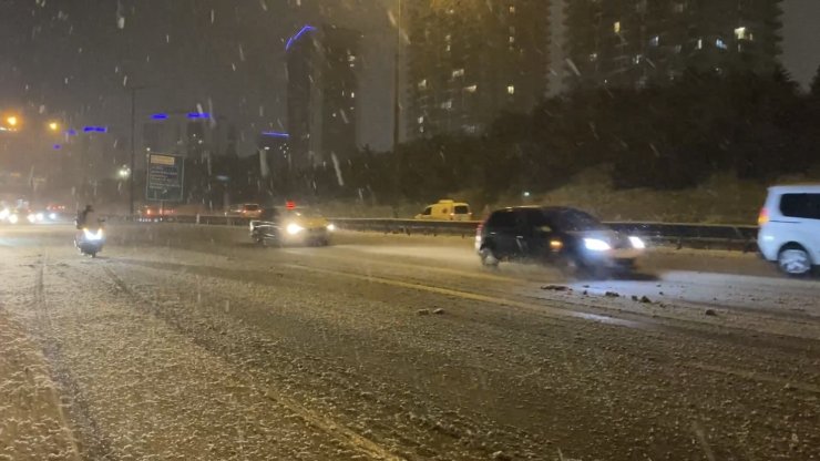 İSTANBUL’DA KAR YAĞIŞI GECE SAATLERİNDE ETKİSİNİ DEVAM ETTİRDİ