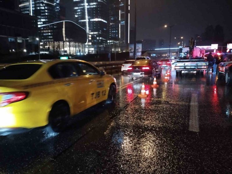 ATAŞEHİR’DE ZİNCİRLEME TRAFİK KAZASI :1 ÖLÜ, 2 YARALI