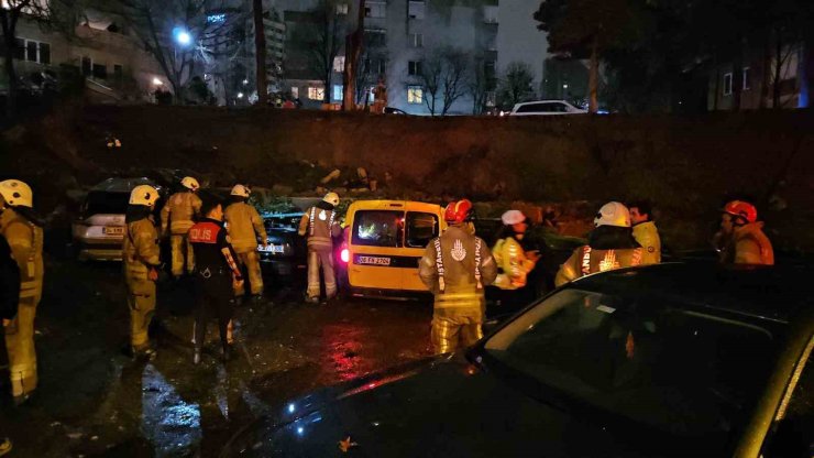 BEŞİKTAŞ’TA İSTİNAT DUVARI 8 ARACIN ÜSTÜNE ÇÖKTÜ