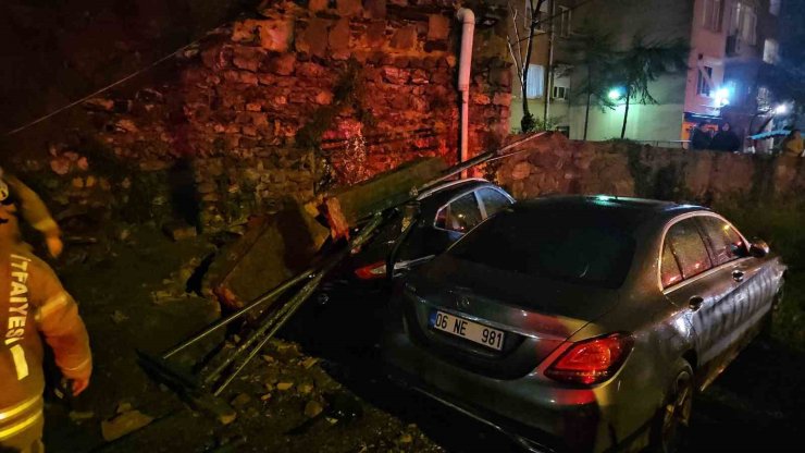 BEŞİKTAŞ’TA İSTİNAT DUVARI 8 ARACIN ÜSTÜNE ÇÖKTÜ