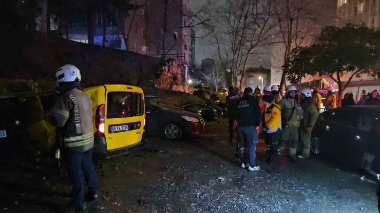 BEŞİKTAŞ’TA İSTİNAT DUVARI 8 ARACIN ÜSTÜNE ÇÖKTÜ
