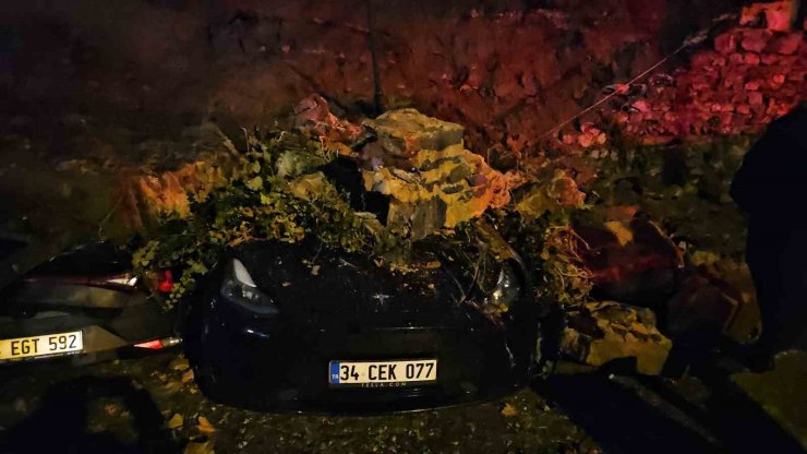 BEŞİKTAŞ’TA İSTİNAT DUVARI 8 ARACIN ÜSTÜNE ÇÖKTÜ