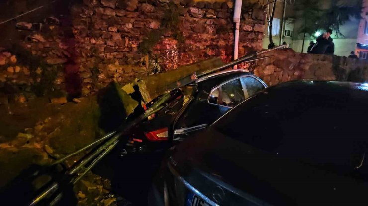 BEŞİKTAŞ’TA İSTİNAT DUVARI 8 ARACIN ÜSTÜNE ÇÖKTÜ
