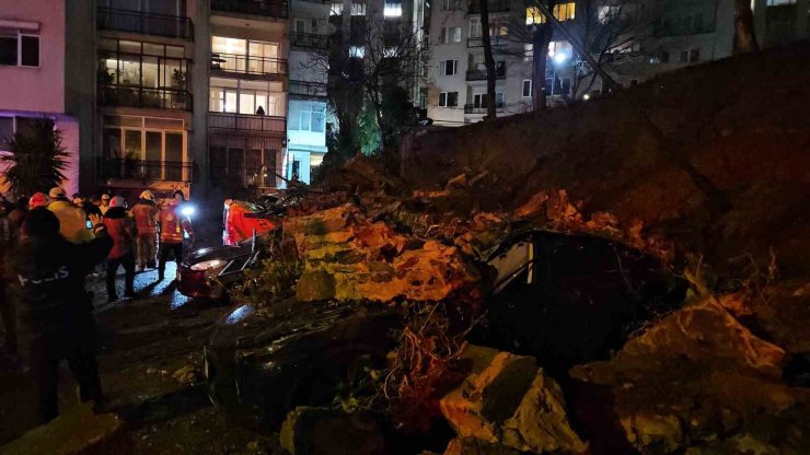 BEŞİKTAŞ’TA İSTİNAT DUVARI 8 ARACIN ÜSTÜNE ÇÖKTÜ