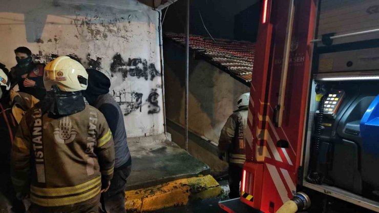 BEYOĞLU’NDA GECEKONDU ALEVLERE TESLİM OLDU