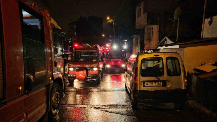BEYOĞLU’NDA GECEKONDU ALEVLERE TESLİM OLDU