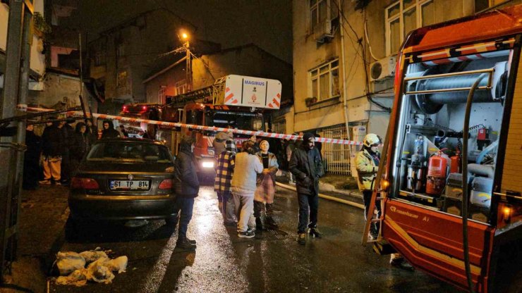 BEYOĞLU’NDA GECEKONDU ALEVLERE TESLİM OLDU