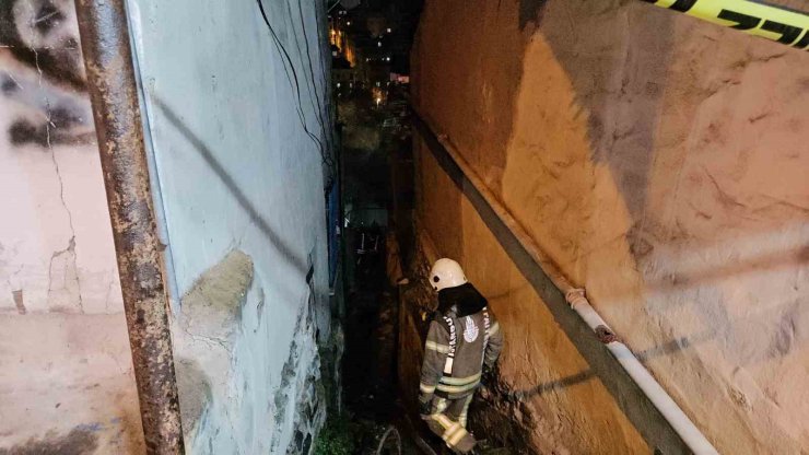 BEYOĞLU’NDA GECEKONDU ALEVLERE TESLİM OLDU