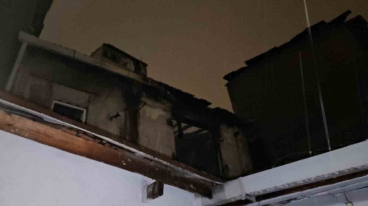 BEYOĞLU’NDA GECEKONDU ALEVLERE TESLİM OLDU