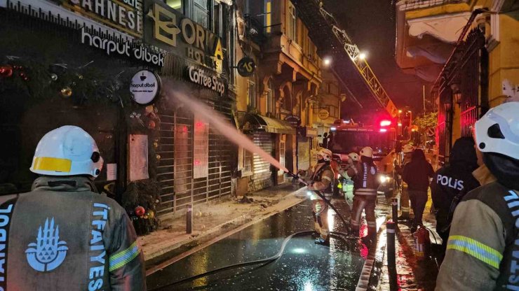 BEYOĞLU’NDA KORKUTAN OTEL YANGINI