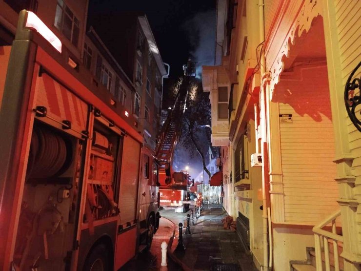 KADIKÖY’DE METRUK BİNADA ÇIKAN YANGINDA 1 KİŞİ HAYATINI KAYBETTİ