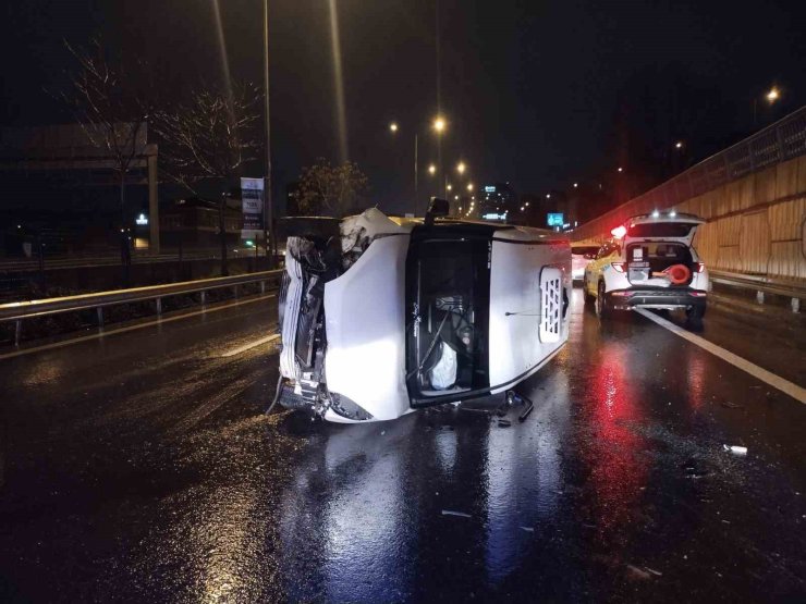 BARİYERE ÇARPAN HAFİF TİCARİ ARAÇ YAN YATTI