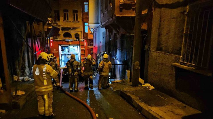 BEYOĞLU’NDA 4 KATLI BİNADA ELEKTRİK SOBASINDAN YANGIN ÇIKTI