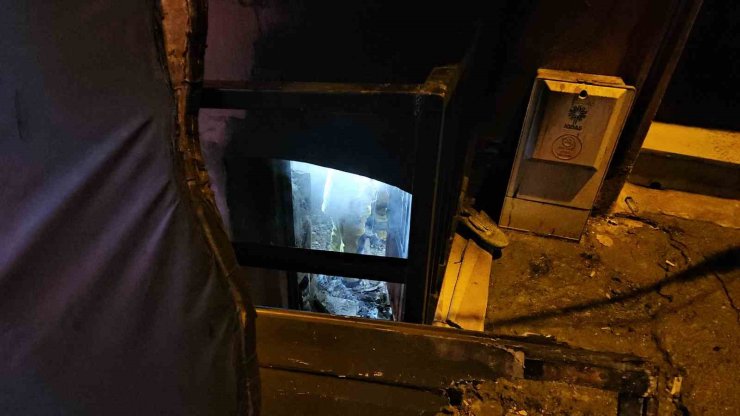 BEYOĞLU’NDA 4 KATLI BİNADA ELEKTRİK SOBASINDAN YANGIN ÇIKTI