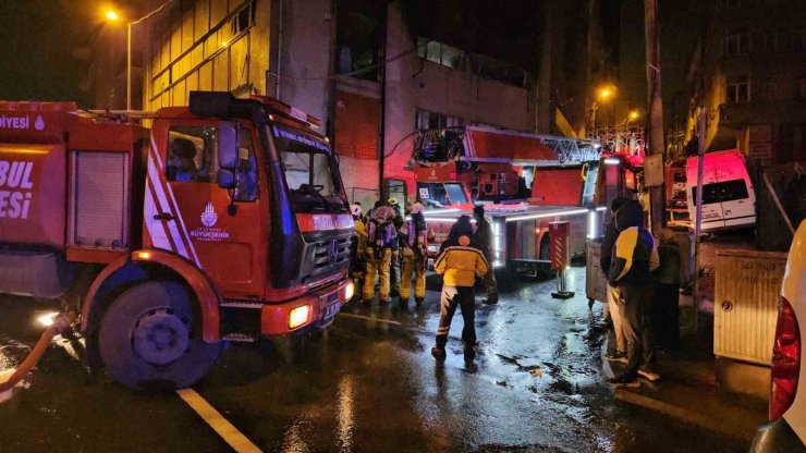 BAĞCILAR’DA TEKSTİL ATÖLYESİNDE YANGIN: 2 KİŞİ DUMANDAN ETKİLENDİ
