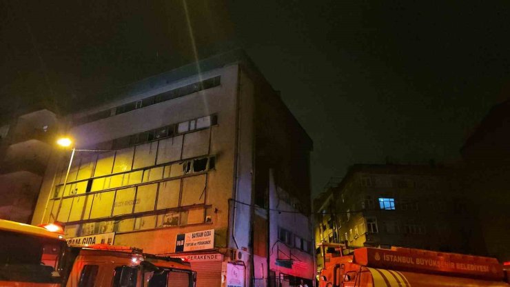 BAĞCILAR’DA TEKSTİL ATÖLYESİNDE YANGIN: 2 KİŞİ DUMANDAN ETKİLENDİ