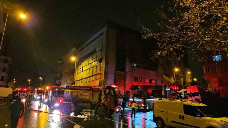 BAĞCILAR’DA TEKSTİL ATÖLYESİNDE YANGIN: 2 KİŞİ DUMANDAN ETKİLENDİ