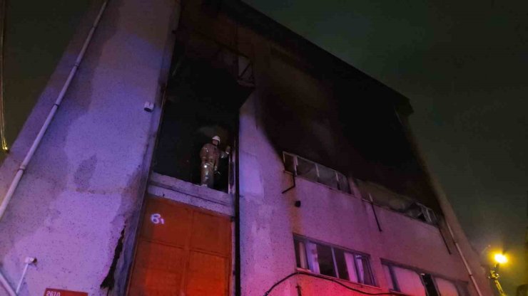 BAĞCILAR’DA TEKSTİL ATÖLYESİNDE YANGIN: 2 KİŞİ DUMANDAN ETKİLENDİ