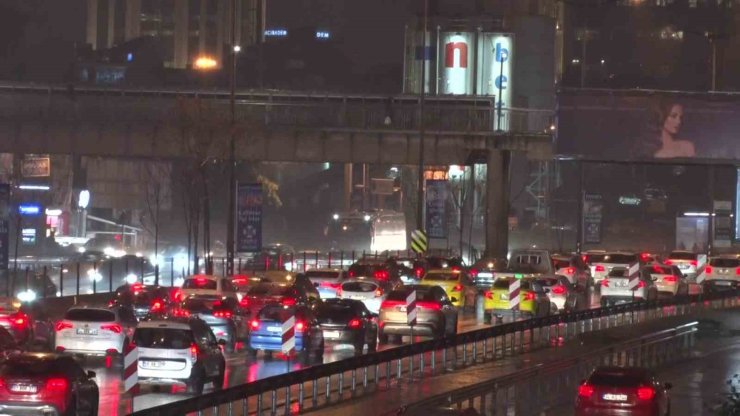 İSTANBULLULAR HAFTAYA YOĞUN TRAFİKLE BAŞLADI