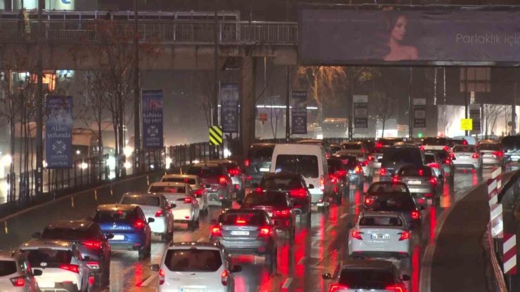 İSTANBULLULAR HAFTAYA YOĞUN TRAFİKLE BAŞLADI