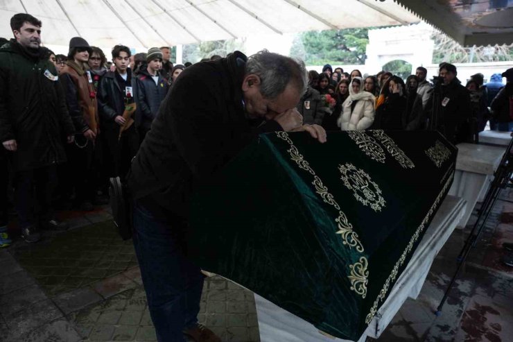 KADIKÖY’DE BIÇAKLANARAK ÖLDÜRÜLEN İTALYAN ŞEFİN OĞLU SON YOLCULUĞUNA UĞURLANDI