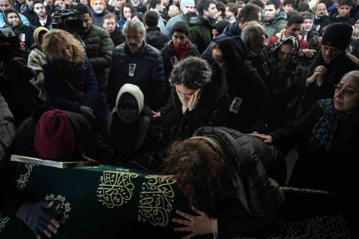 KADIKÖY’DE BIÇAKLANARAK ÖLDÜRÜLEN İTALYAN ŞEFİN OĞLU SON YOLCULUĞUNA UĞURLANDI