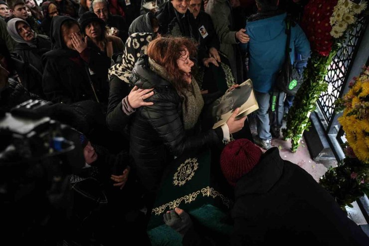 KADIKÖY’DE BIÇAKLANARAK ÖLDÜRÜLEN İTALYAN ŞEFİN OĞLU SON YOLCULUĞUNA UĞURLANDI