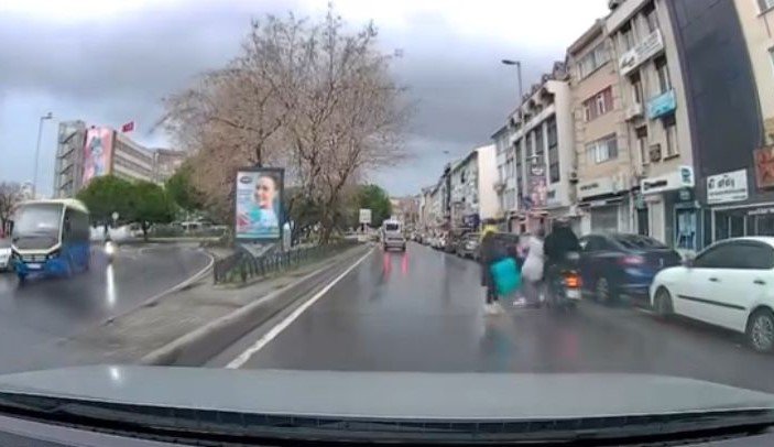KADIKÖY’DE MOTOSİKLET YAYAYA ÇARPTI: KAZA ANI KAMERADA