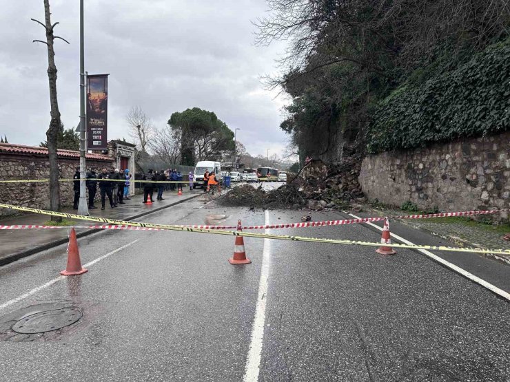 ÜSKÜDAR’DA İSTİNAT DUVARI ÇÖKTÜ, BİR ARAÇ TOPRAK ALTINDA KALMAKTAN SANİYELERLE KURTULDU