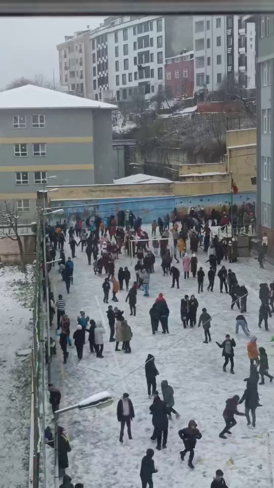 ARNAVUTKÖY’DE OKUL BAHÇESİNDE ÇOCUKLARIN KAR SEVİNCİ