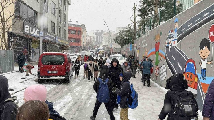 ÖĞRENCİLER TATİL HABERİNİ KAR TOPU OYNAYARAK KUTLADI