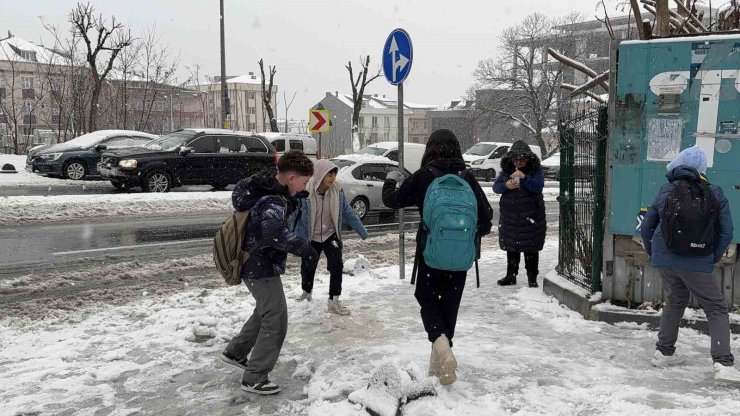 ÖĞRENCİLER TATİL HABERİNİ KAR TOPU OYNAYARAK KUTLADI