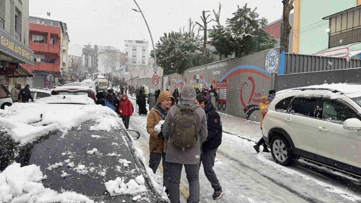 ÖĞRENCİLER TATİL HABERİNİ KAR TOPU OYNAYARAK KUTLADI