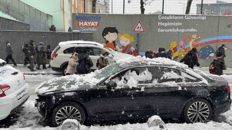 ÖĞRENCİLER TATİL HABERİNİ KAR TOPU OYNAYARAK KUTLADI