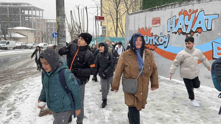 ÖĞRENCİLER TATİL HABERİNİ KAR TOPU OYNAYARAK KUTLADI