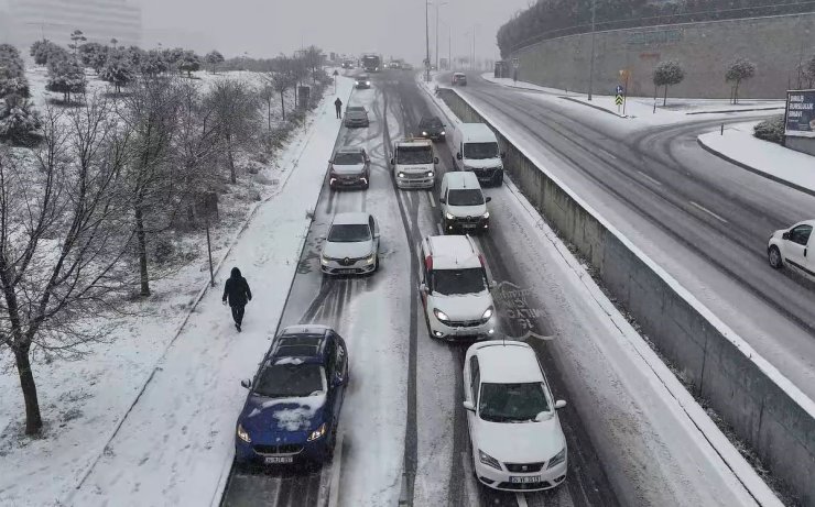 BAŞAKŞEHİR’DE SÜRÜCÜLERİN ZORLU YOLCULUĞU HAVADAN GÖRÜNTÜLENDİ