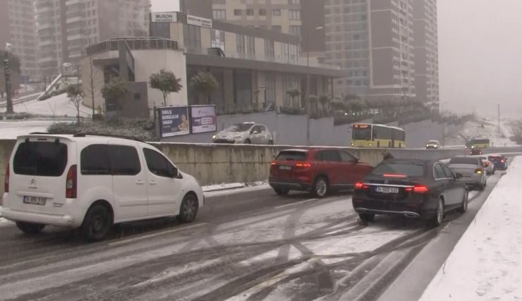 BAŞAKŞEHİR’DE BEYAZA BÜRÜNEN YOLDA ARAÇLAR YOLLARDA KALDI