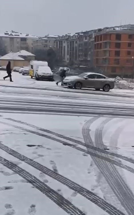 BÜYÜKÇEKMECE’DE EL FRENİ ÇEKİLEN ARAÇ KAYARAK ELEKTİRİK DİREĞİNE ÇARPTI