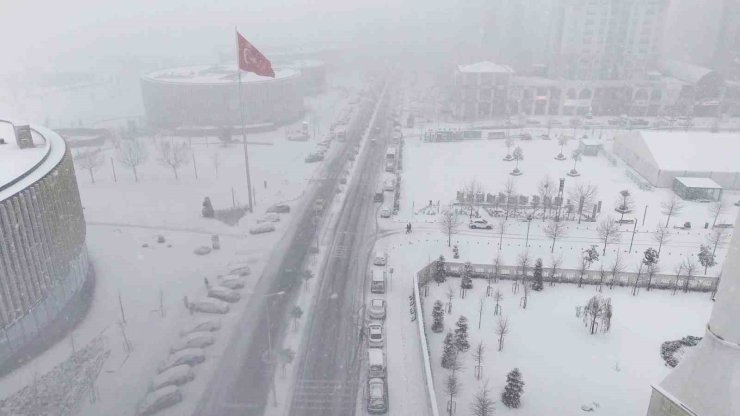 KAR YAĞIŞIYLA BEYAZA BÜRÜNEN BAŞAKŞEHİR MİLLET BAHÇESİ HAVADAN GÖRÜNTÜLENDİ