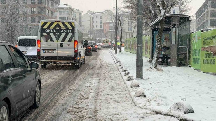 İSTANBUL’DA YOLLAR BEYAZA BÜRÜNDÜ, ARAÇLAR YOLLARDA KALDI