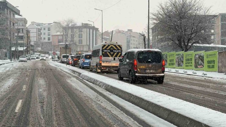 İSTANBUL’DA YOLLAR BEYAZA BÜRÜNDÜ, ARAÇLAR YOLLARDA KALDI