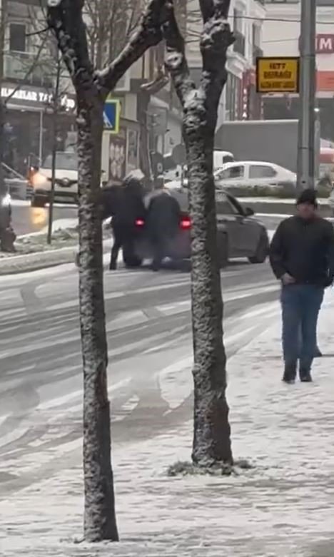 İSTANBUL’DA YOLLAR BEYAZA BÜRÜNDÜ, ARAÇLAR YOLLARDA KALDI