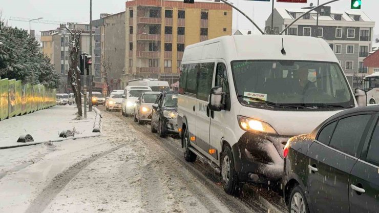 İSTANBUL’DA YOLLAR BEYAZA BÜRÜNDÜ, ARAÇLAR YOLLARDA KALDI