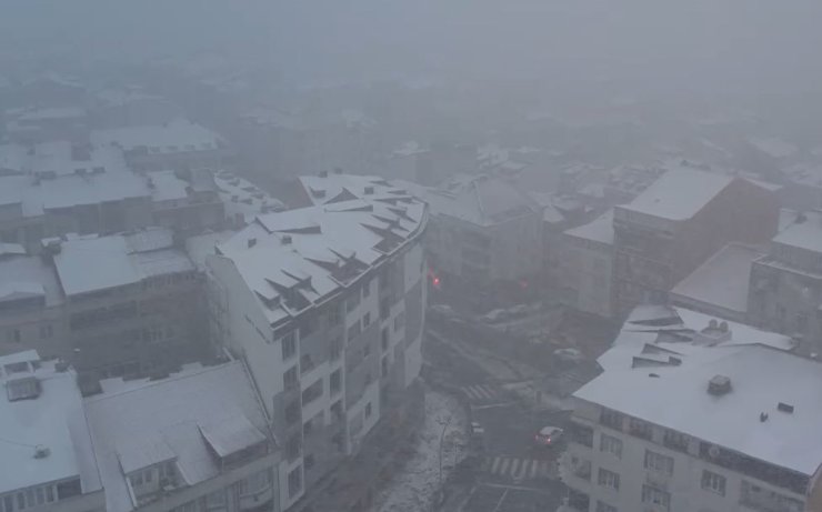 İSTANBUL’DA ETKİLİ OLAN KAR YAĞIŞI YOLLARI HAVADAN GÖRÜNTÜLENDİ