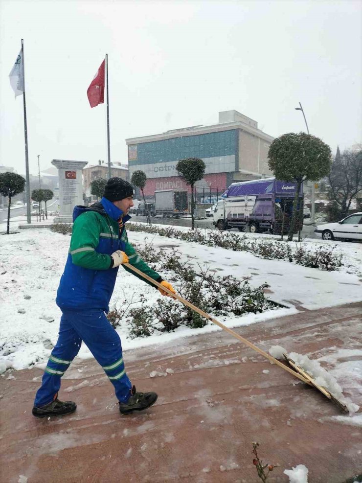ARNAVUTKÖY’DE KARLA MÜCADELE ÇALIŞMALARI ARALIKSIZ SÜRÜYOR