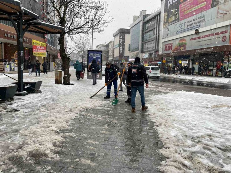ARNAVUTKÖY’DE KARLA MÜCADELE ÇALIŞMALARI ARALIKSIZ SÜRÜYOR
