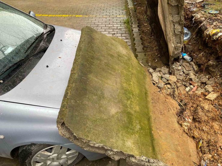 KADIKÖY’DE İSTİNAT DUVARI OTOMOBİLİN ÜZERİNE DÜŞTÜ