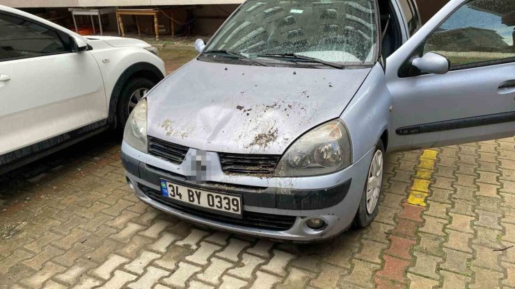KADIKÖY’DE İSTİNAT DUVARI OTOMOBİLİN ÜZERİNE DÜŞTÜ
